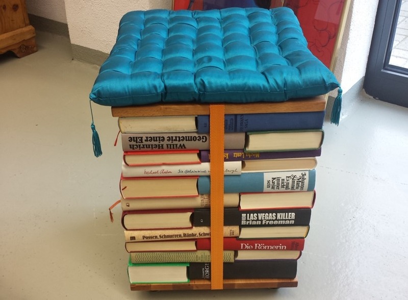 Buecher Hocker