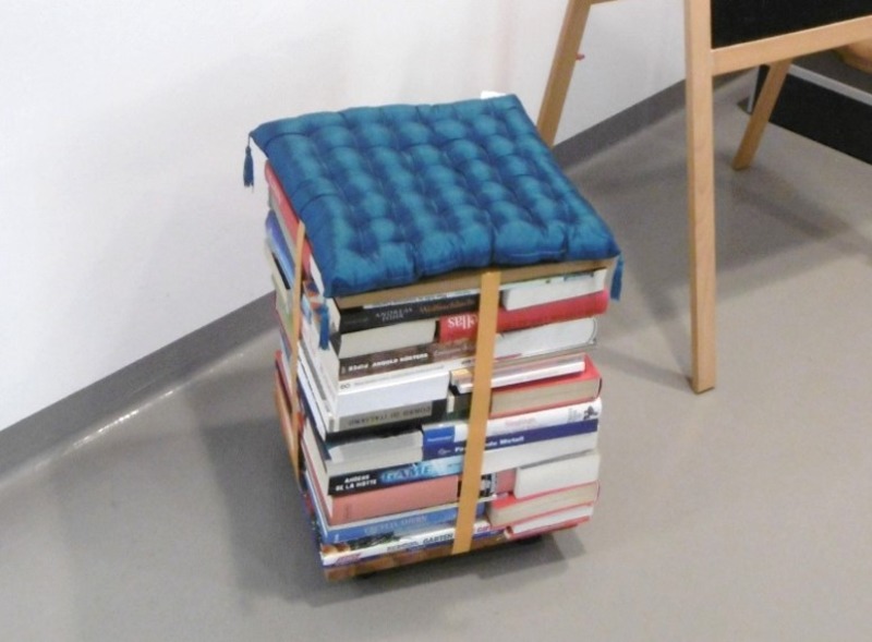 Buecher Hocker